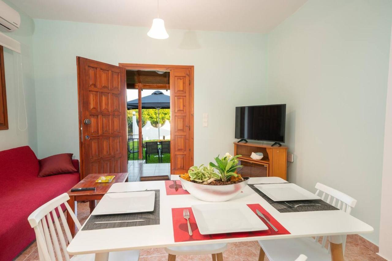 Afroditi Holiday Home - Blue Apartment Svoronata Extérieur photo